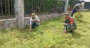 Jaga Kenyamanan Ibadah, Babinsa Aneuk Laot dan Warga Laot Gotong Royong Bersihkan Meunasah Ar-Raniry