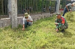 Jaga Kenyamanan Ibadah, Babinsa Aneuk Laot dan Warga Laot Gotong Royong Bersihkan Meunasah Ar-Raniry