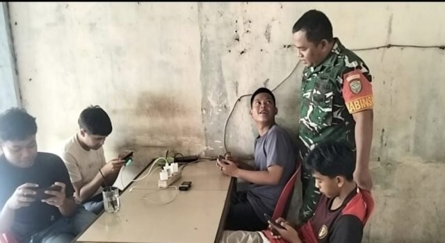 Aksi Nyata Babinsa Kuta Timu: Cegah Generasi Muda dari Jeratan Judi Online Lewat Pendekatan Persuasif