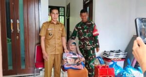 Babinsa Jaboi Dampingi Penyaluran Bantuan Lansia, Wujud Kepedulian kepada Warga