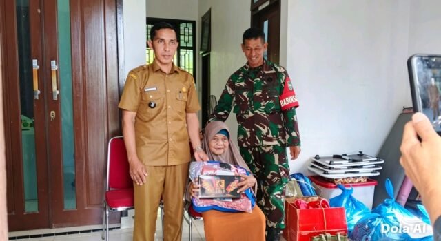 Babinsa Jaboi Dampingi Penyaluran Bantuan Lansia, Wujud Kepedulian kepada Warga