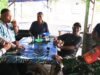 Suasana Santai Penuh Makna, Babinsa Kuta Barat Bahas Kamtibmas Bersama Warga