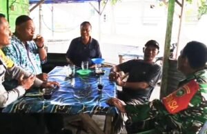 Suasana Santai Penuh Makna, Babinsa Kuta Barat Bahas Kamtibmas Bersama Warga
