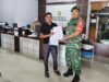“Langkah Nyata” Babinsa Ie Meulee Turut Serta Dampingi Warga Urus Akta Kelahiran Anak Hingga Tuntas