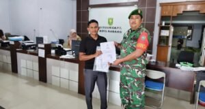 “Langkah Nyata” Babinsa Ie Meulee Turut Serta Dampingi Warga Urus Akta Kelahiran Anak Hingga Tuntas