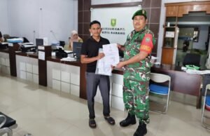 “Langkah Nyata” Babinsa Ie Meulee Turut Serta Dampingi Warga Urus Akta Kelahiran Anak Hingga Tuntas