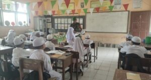 Babinsa Kuta Ateuh Masuk Kelas! Beri Wawasan Kebangsaan & Kerukunan di Sekolah MIS