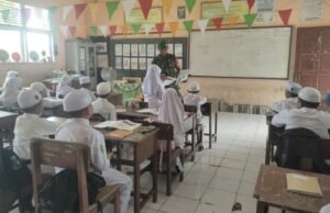 Babinsa Kuta Ateuh Masuk Kelas! Beri Wawasan Kebangsaan & Kerukunan di Sekolah MIS