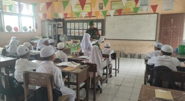 Babinsa Kuta Ateuh Masuk Kelas! Beri Wawasan Kebangsaan & Kerukunan di Sekolah MIS