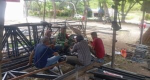 Prioritaskan K3 dan Kualitas, Babinsa Cot Abeuk Pantau Pengerjaan Besi Program KDKMP di Workshop Lokal