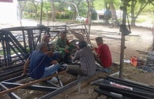 Prioritaskan K3 dan Kualitas, Babinsa Cot Abeuk Pantau Pengerjaan Besi Program KDKMP di Workshop Lokal