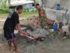 Tak Canggung Kotor, Babinsa Kuta Barat Bantu Warga Aduk Semen Pembangunan KDKMP
