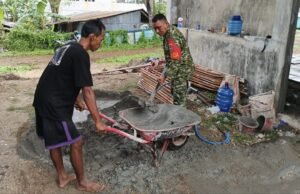 Tak Canggung Kotor, Babinsa Kuta Barat Bantu Warga Aduk Semen Pembangunan KDKMP