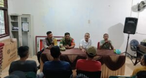 Babinsa Balohan Hadiri Rapat Evaluasi Satlinmas, Perkuat Keamanan Gampong
