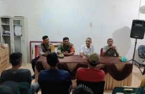 Babinsa Balohan Hadiri Rapat Evaluasi Satlinmas, Perkuat Keamanan Gampong