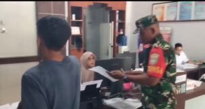 Babinsa Krueng Raya Dampingi Warga Urus Akta Kelahiran Hingga Tuntas di Dukcapil