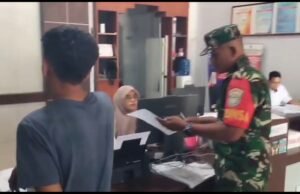 Babinsa Krueng Raya Dampingi Warga Urus Akta Kelahiran Hingga Tuntas di Dukcapil