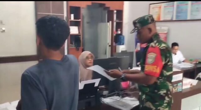 Babinsa Krueng Raya Dampingi Warga Urus Akta Kelahiran Hingga Tuntas di Dukcapil