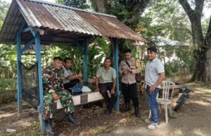 Perkuat Sinergi, Babinsa Balohan dan Bhabinkamtibmas Gelar Komsos Dengan Aparatur Gampong Pererat Koordinasi Keamanan