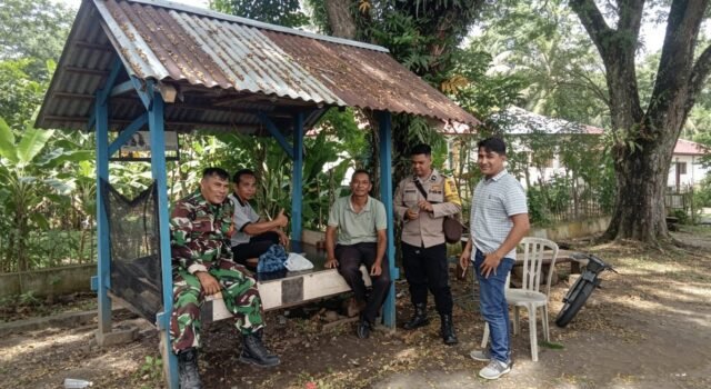 Perkuat Sinergi, Babinsa Balohan dan Bhabinkamtibmas Gelar Komsos Dengan Aparatur Gampong Pererat Koordinasi Keamanan