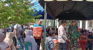 Babinsa Aneuk Laot Kawal Pasar Murah Idul Adha, Warga Antusias Berburu Sembako Murah