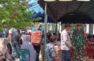Babinsa Aneuk Laot Kawal Pasar Murah Idul Adha, Warga Antusias Berburu Sembako Murah