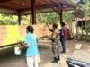 Babinsa Gampong Paya Giat Gotong Royong, Bantu Warga Cat Balai Pengajian demi Kenyamanan Belajar Agama