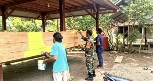 Babinsa Gampong Paya Giat Gotong Royong, Bantu Warga Cat Balai Pengajian demi Kenyamanan Belajar Agama