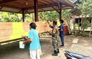 Babinsa Gampong Paya Giat Gotong Royong, Bantu Warga Cat Balai Pengajian demi Kenyamanan Belajar Agama