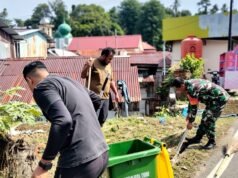 Wujudkan Lingkungan Bersih dan Asri, Babinsa Koramil 02/Sukakarya Gotong Royong Bersama Warga Kuta Timu