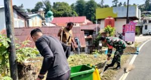 Wujudkan Lingkungan Bersih dan Asri, Babinsa Koramil 02/Sukakarya Gotong Royong Bersama Warga Kuta Timu