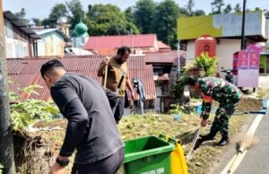 Wujudkan Lingkungan Bersih dan Asri, Babinsa Koramil 02/Sukakarya Gotong Royong Bersama Warga Kuta Timu