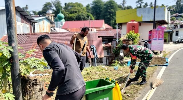 Wujudkan Lingkungan Bersih dan Asri, Babinsa Koramil 02/Sukakarya Gotong Royong Bersama Warga Kuta Timu