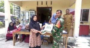 Hadir di Tengah Masyarakat, Babinsa Paya Dampingi Penyaluran Bantuan Pangan Kepada Warga