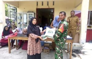 Hadir di Tengah Masyarakat, Babinsa Paya Dampingi Penyaluran Bantuan Pangan Kepada Warga