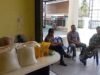 Perkuat Sinergi dan Kamtibmas, Babinsa Batee Shoek Gelar Komsos Bersama Aparatur Gampong