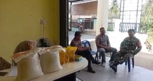 Perkuat Sinergi dan Kamtibmas, Babinsa Batee Shoek Gelar Komsos Bersama Aparatur Gampong