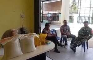 Perkuat Sinergi dan Kamtibmas, Babinsa Batee Shoek Gelar Komsos Bersama Aparatur Gampong