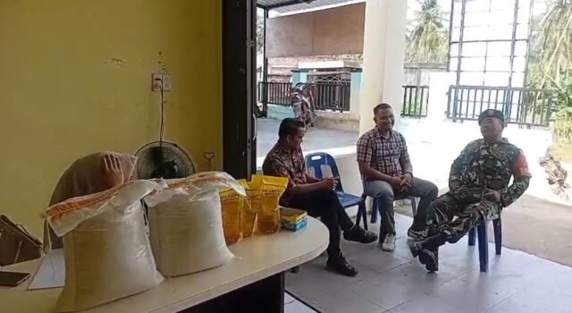 Perkuat Sinergi dan Kamtibmas, Babinsa Batee Shoek Gelar Komsos Bersama Aparatur Gampong