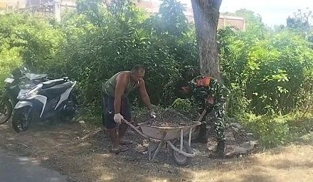 “Keringat Babinsa untuk Pengabdian: Serda Khadafi Dukung Kelancaran Pembangunan Rumah Warga Binaan”