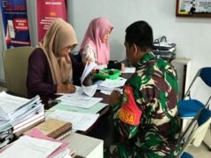 “Solusi Cepat Urus Akta: Babinsa Kuta Timu Hadirkan Layanan ‘Jemput Bola’ ke Disdukcapil”