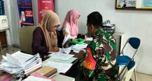 “Solusi Cepat Urus Akta: Babinsa Kuta Timu Hadirkan Layanan ‘Jemput Bola’ ke Disdukcapil”