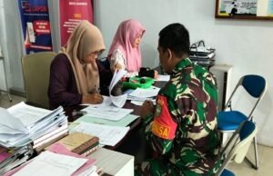 “Solusi Cepat Urus Akta: Babinsa Kuta Timu Hadirkan Layanan ‘Jemput Bola’ ke Disdukcapil”