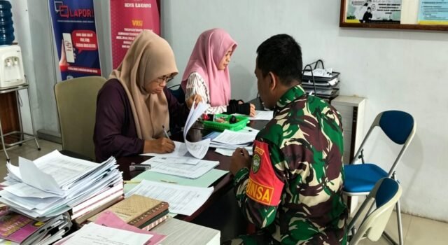 “Solusi Cepat Urus Akta: Babinsa Kuta Timu Hadirkan Layanan ‘Jemput Bola’ ke Disdukcapil”