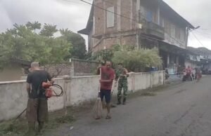 Awali Pagi dengan Aksi Nyata, Babinsa Kuta Ateuh dan Warga Gotong Royong Bersihkan Lingkungan Jurong M. Thaib