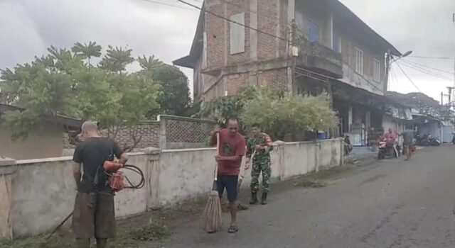 Awali Pagi dengan Aksi Nyata, Babinsa Kuta Ateuh dan Warga Gotong Royong Bersihkan Lingkungan Jurong M. Thaib