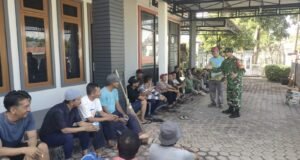 Babinsa Kuta Ateuh Ajak Warga Perkuat Budaya Gotong Royong dan Peduli Kebersihan Lingkungan