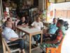 Santai tapi Bermakna: Ngopi Bersama Warga, Babinsa Kuta Barat Pantau Situasi Wilayah