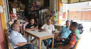 Santai tapi Bermakna: Ngopi Bersama Warga, Babinsa Kuta Barat Pantau Situasi Wilayah