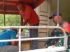 Dekatkan Diri Lewat Karya Nyata: Babinsa Batee Shoek Bantu Perbaiki Kendaraan Warga